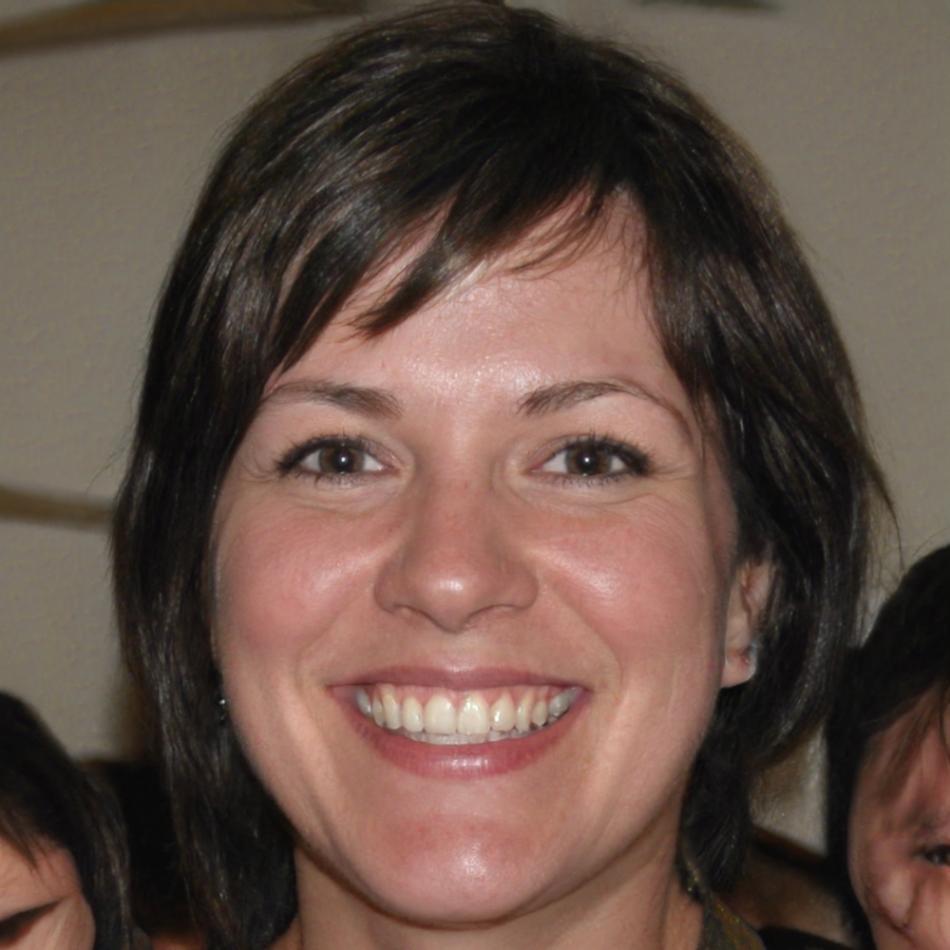 Dr. Sarah Müller - Leitende Finanzanalystin